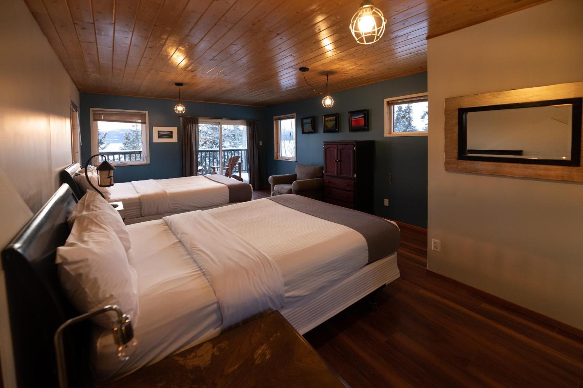 Inn On The Lake - Whitehorse Marsh Lake Room photo