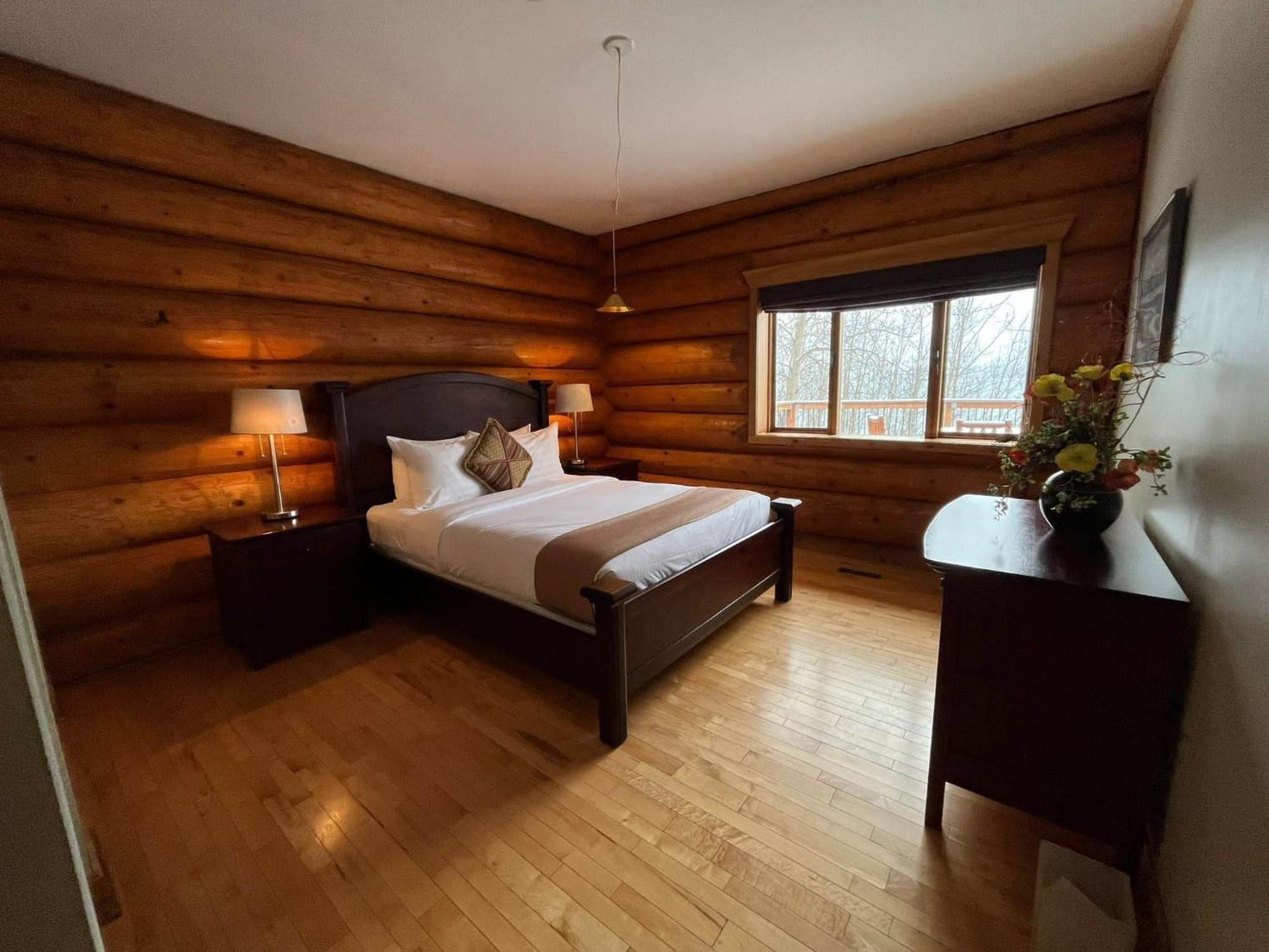 Inn On The Lake - Whitehorse Marsh Lake Room photo
